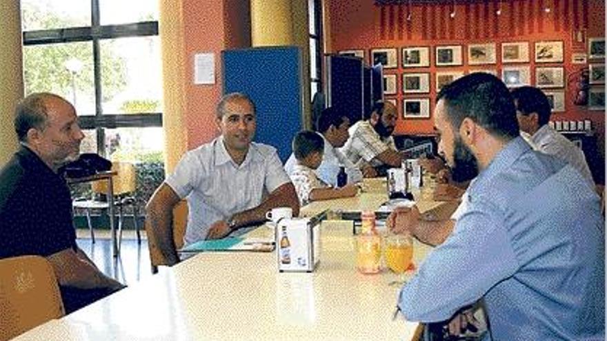 Representantes de las comunidades islámicas debaten la última actualidad en Valencia.