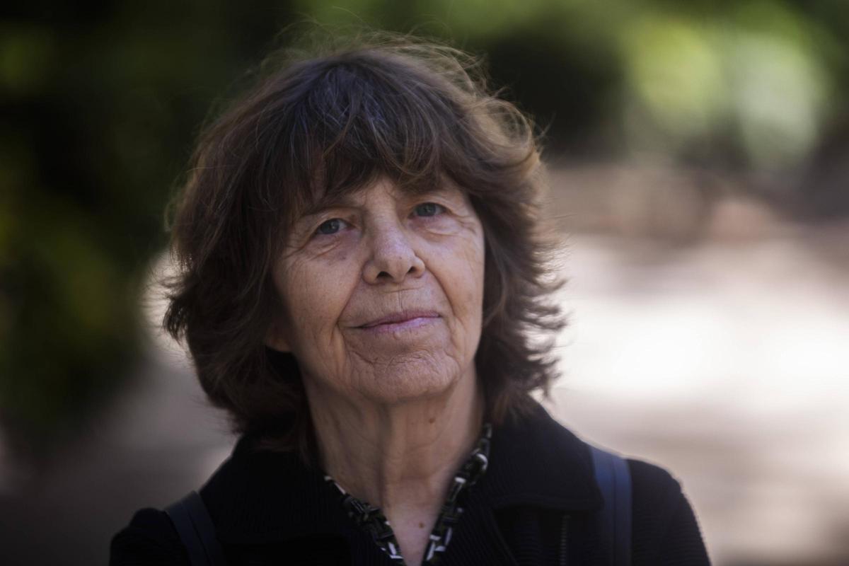 Lucila Aragó posa para Levante-EMV ante la Jefatura Superior de Policía Nacional de Valencia