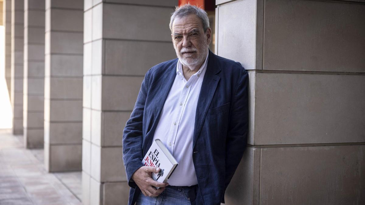 El escritor Jorge Díaz con su última publicación 'El espía'.