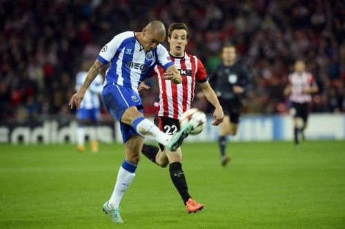 Athletic Bilbao's Fernandez fights for the ball with Porto's Maicon during their Champions League Group H soccer match at San Mames stadium in Bilbao