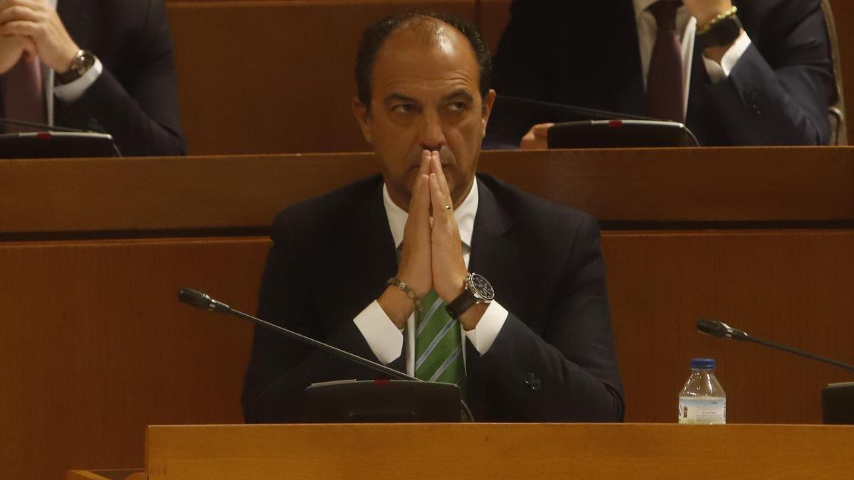 El consejero de Sanidad, José Luis Bancalero, durante el pleno de este viernes.
