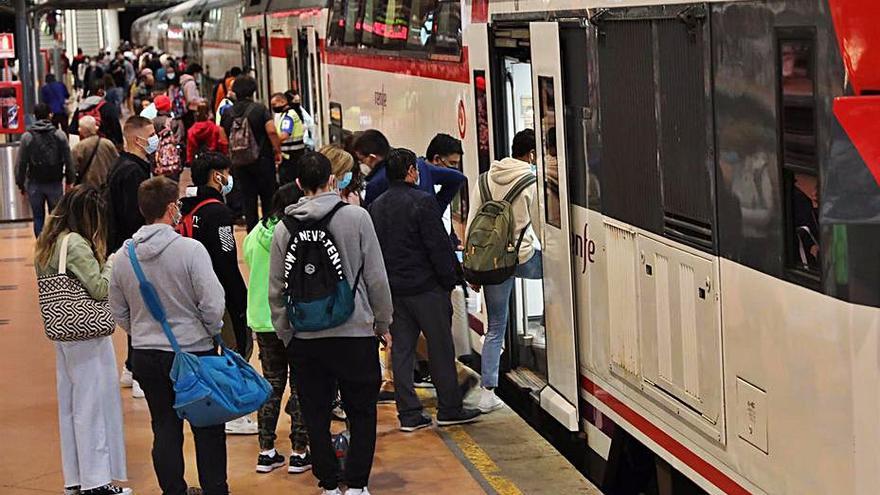 Pasajeros acceden a un tren de Cercanías.