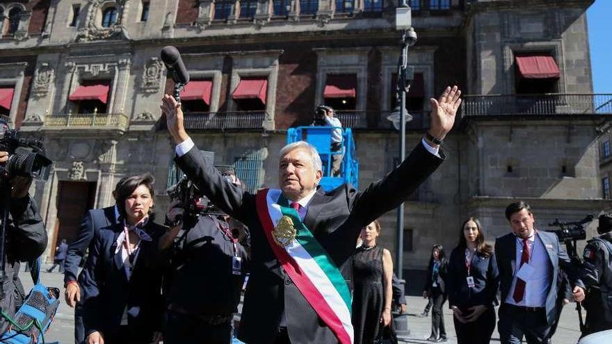 Andrés Manuel López Obrador saluda tras su investidura como presidente de México. // D. Guzmán