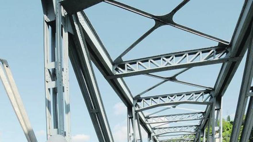 La instalación de la pasarela provisional sobre el puente de Los Ingleses.