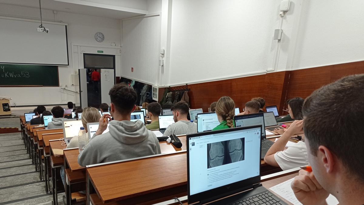 Alumnos de sexto de Medicina de la USC en la prueba realizada el año pasado en Santiago.