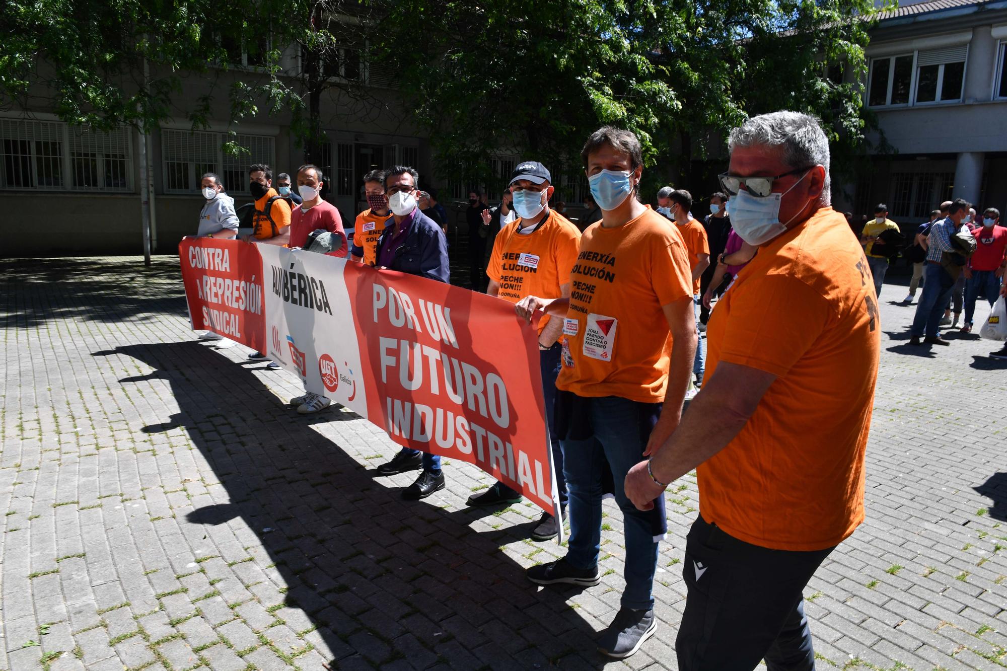 Decenas de trabajadores de Alu Ibérica se concentran ante la Audiencia de A Coruña