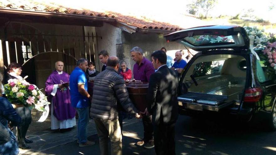 Llegada del féretro a la iglesia de Ortigueru ayer.