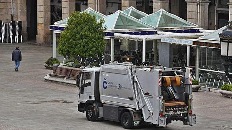 Un camión de recogida de basura, en María Pita.