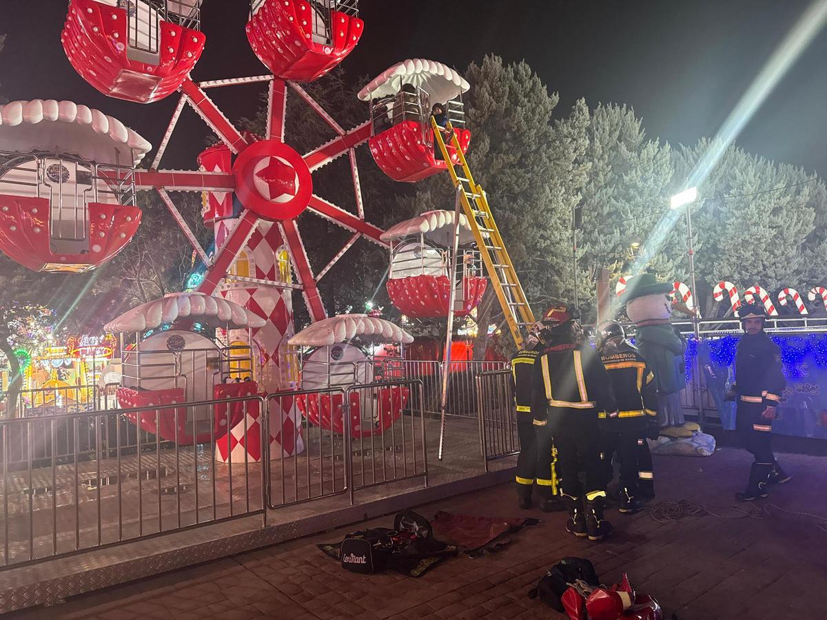 BomberosCM rescatan a cinco personas atrapadas a cinco metros de altura en una noria infantil de Móstoles.