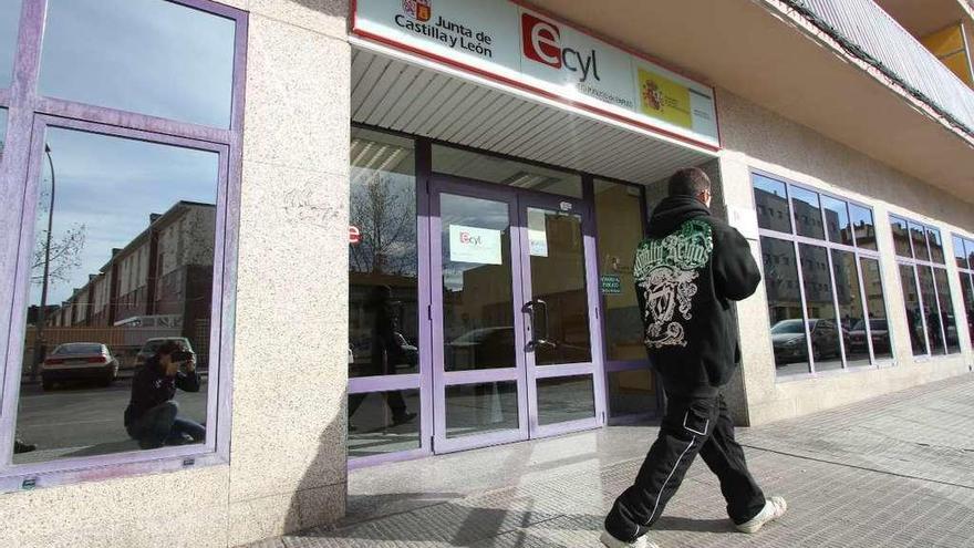 Una persona camina frente a las oficinas del ECYL en Zamora.