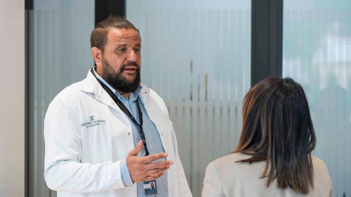 Médico de adicciones hablando con la familiar de un paciente.