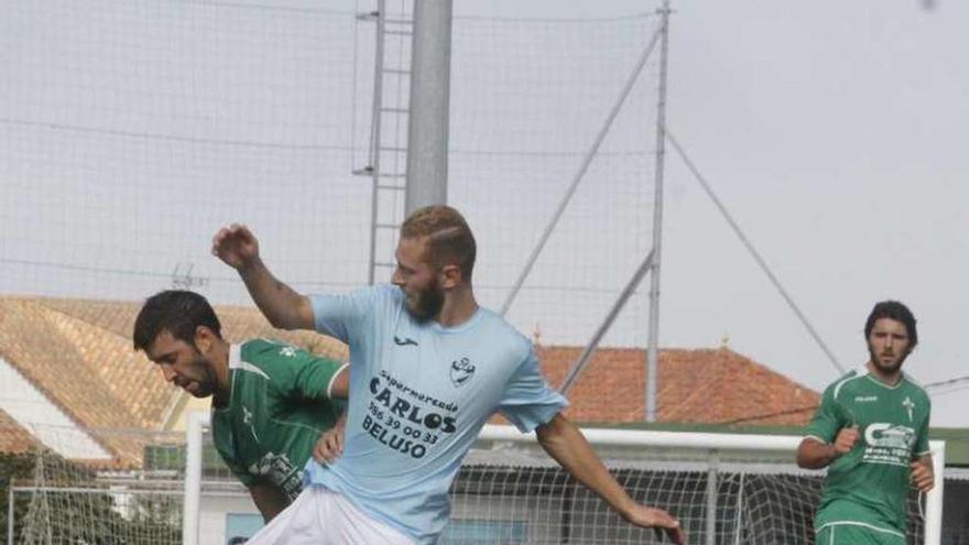 Un futbolista del Beluso pugna con un rival por el balón. // S. Álvarez