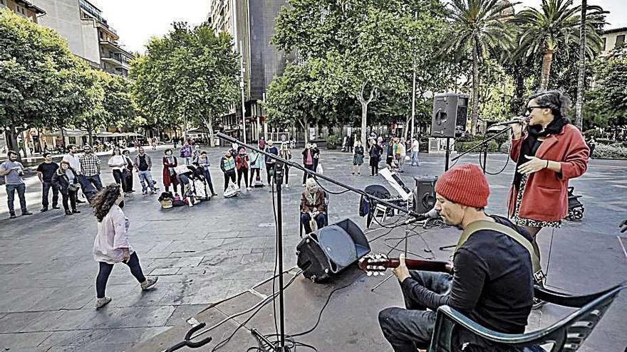 Una de las actuaciones celebradas ayer en la plaza de España.