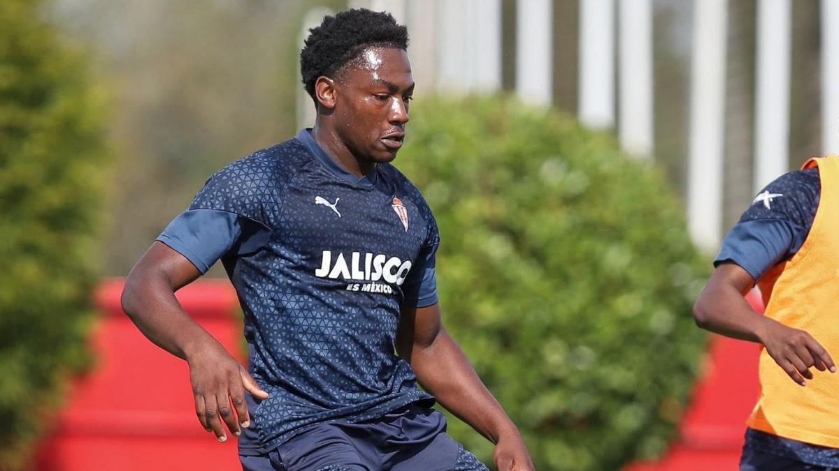 Mbemba, durante un entrenamiento en Mareo. | LNE