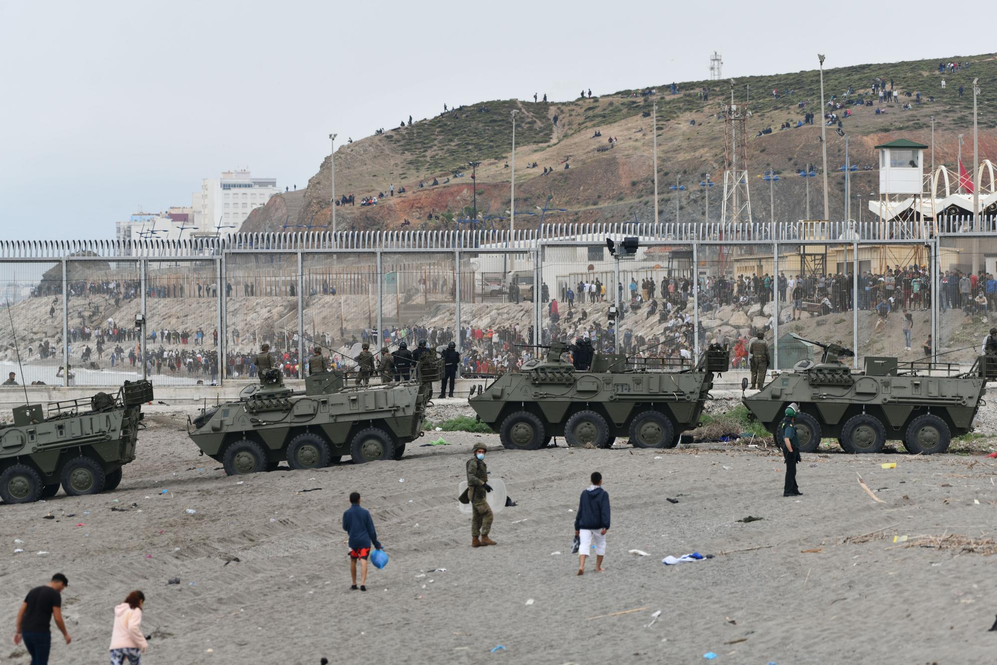 L'exèrcit espanyol assisteix les persones que arriben a Ceuta