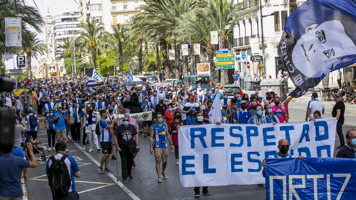 La afición del Hércules protesta por la mala situación del club