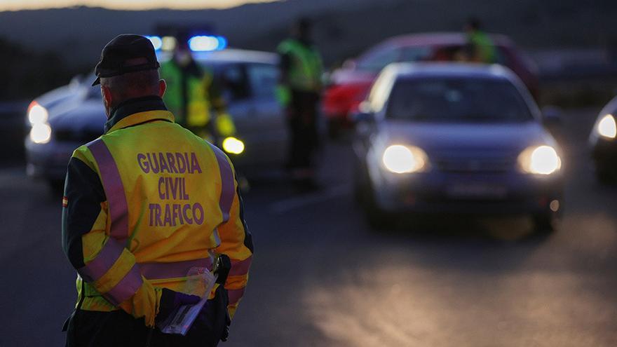 Un agente durante un control de la Guardia Civil