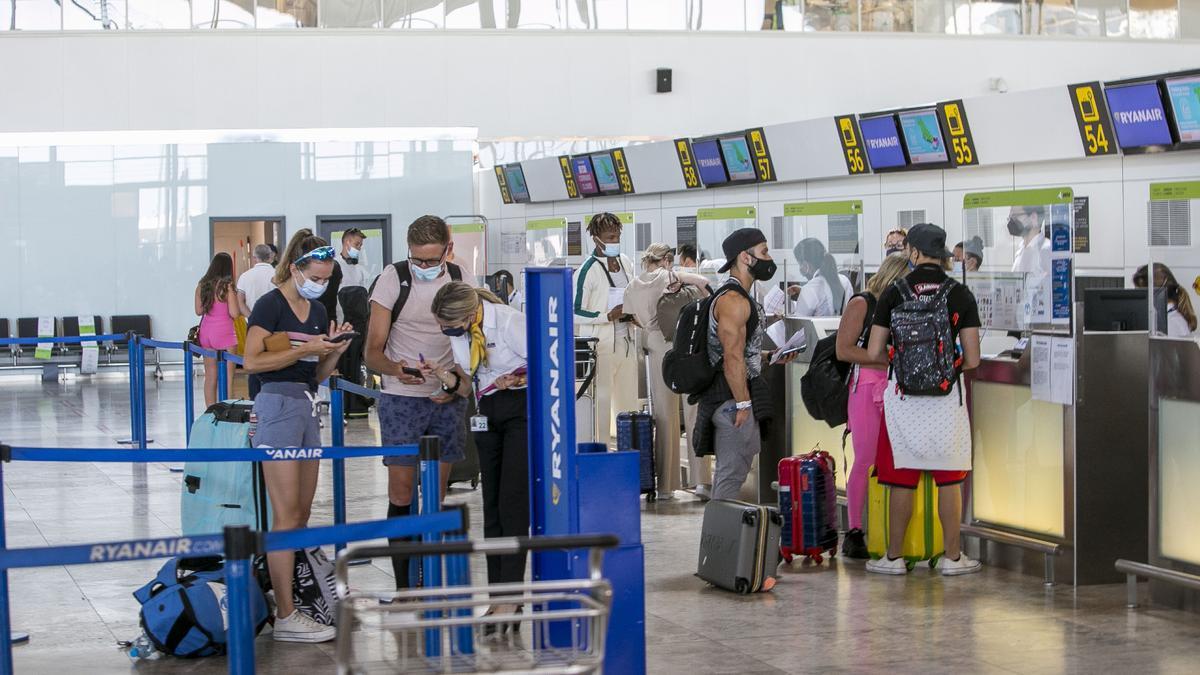 Pasajeros de Ryanair facturando equipajes en el aeropuerto