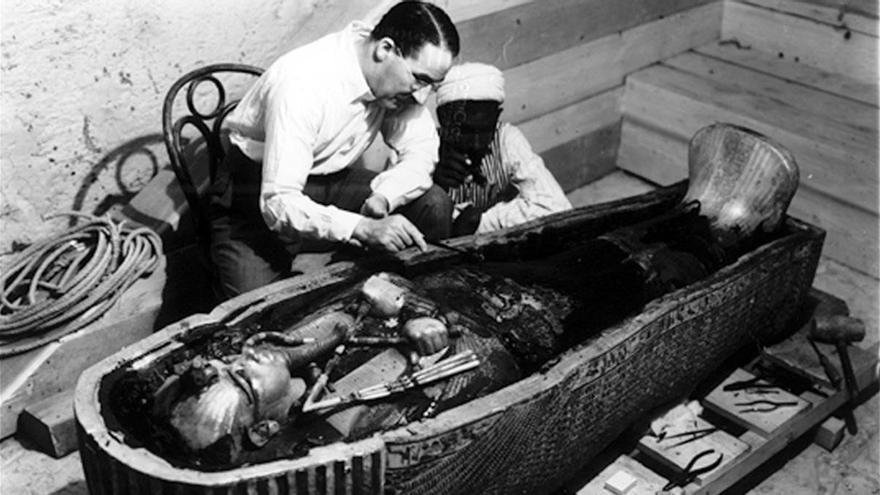 El arqueólogo Howard Carter, trabajando en el sarcófago de Tutankamón.