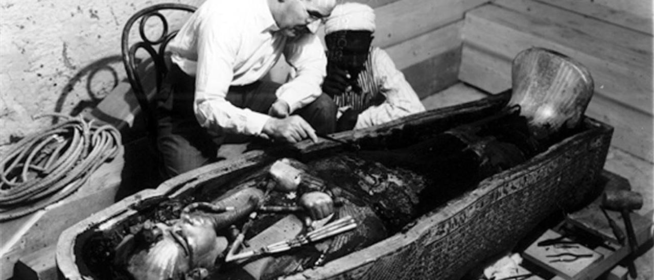 El arqueólogo Howard Carter, trabajando en el sarcófago de Tutankamón.