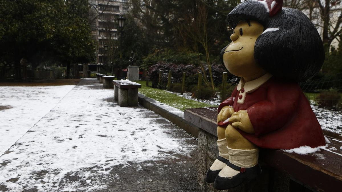 Oviedo amanece cubierta por un manto blanco tras la llegada de la borrasca "Filomena"