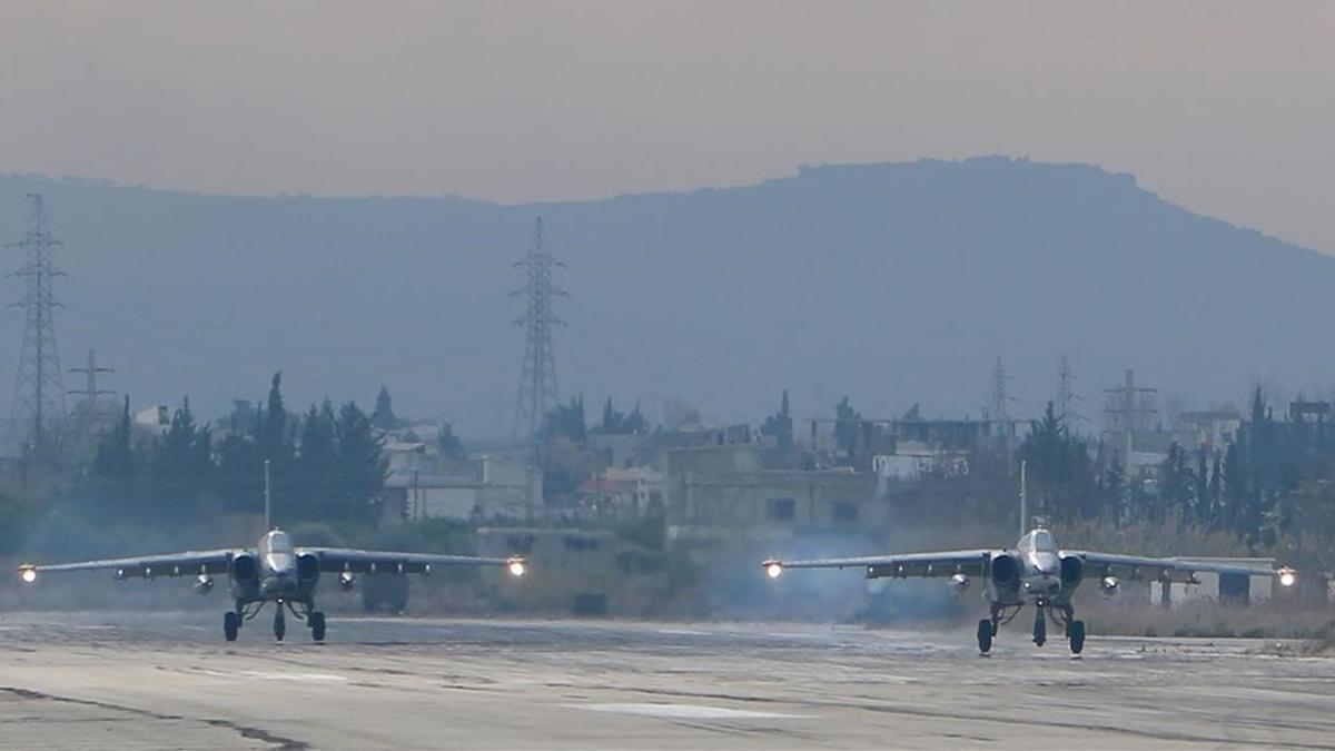 Dos aviones de combate Sukoi Su-25 rusos, en diciembre del 2015, despegando en la base militar de Hmeimim, en el noroeste de Siria.