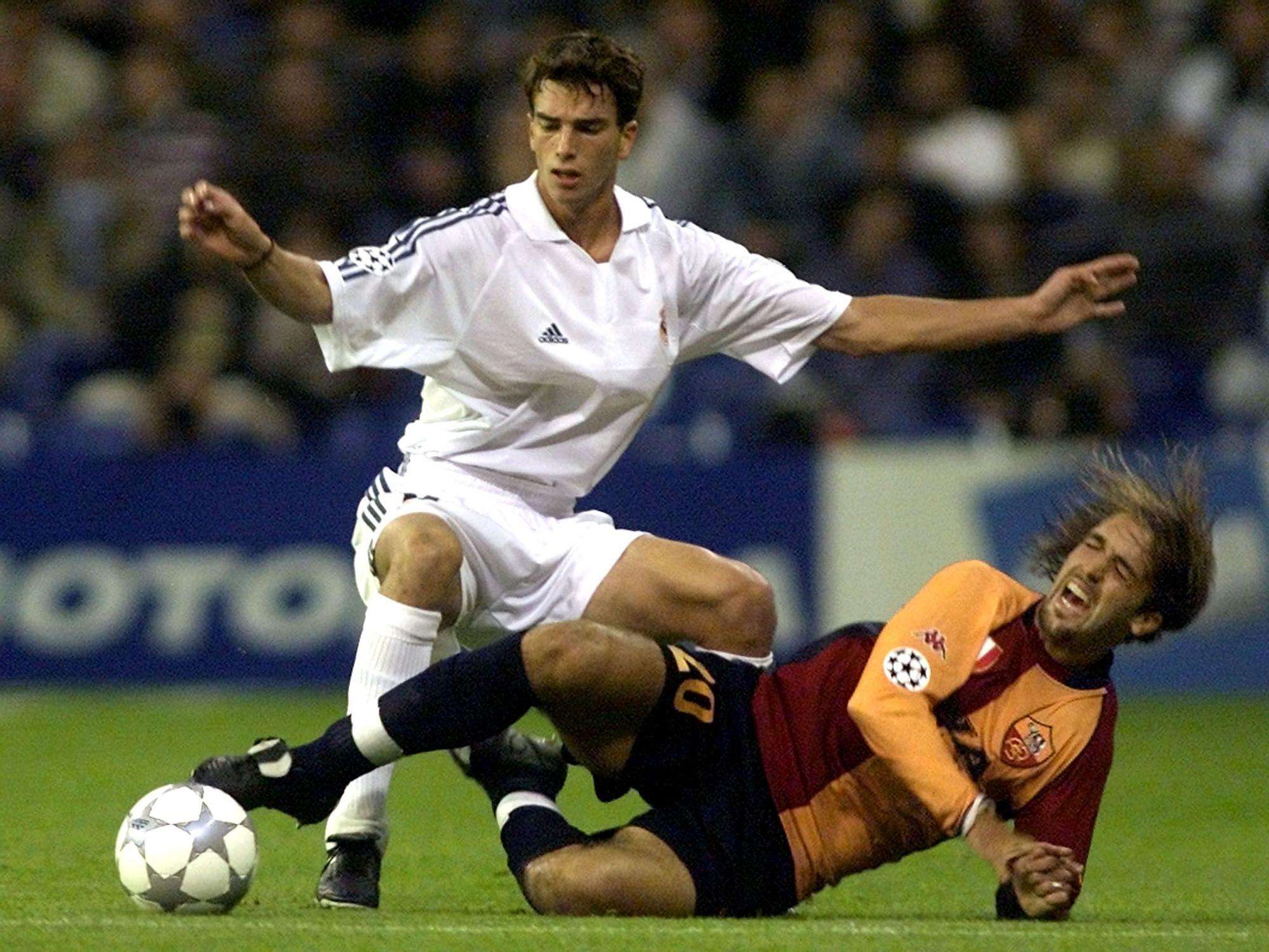 Paco Pavón pugna por un balón con Gabriel Batistuta durante un partido entre la Roma y el Real Madrid.