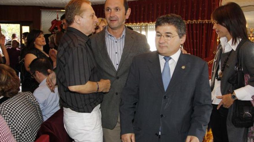 El presidente provincial del PP, Rafael Louzán, acompaña a Fervenza, en una comida en Moaña en diciembre pasado.// Carmen Giménez