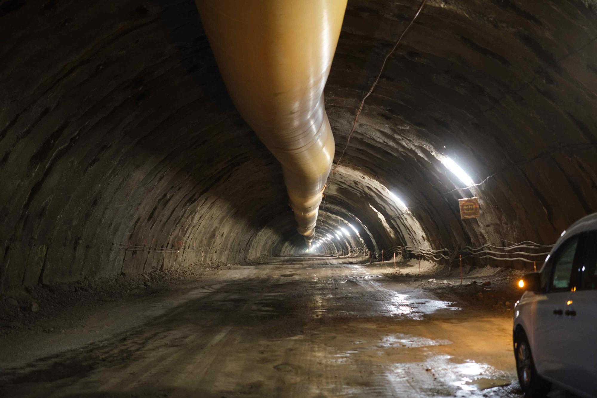 El presidente de Canarias visita las obras del cierre del anillo insular en Santiago del Teide.