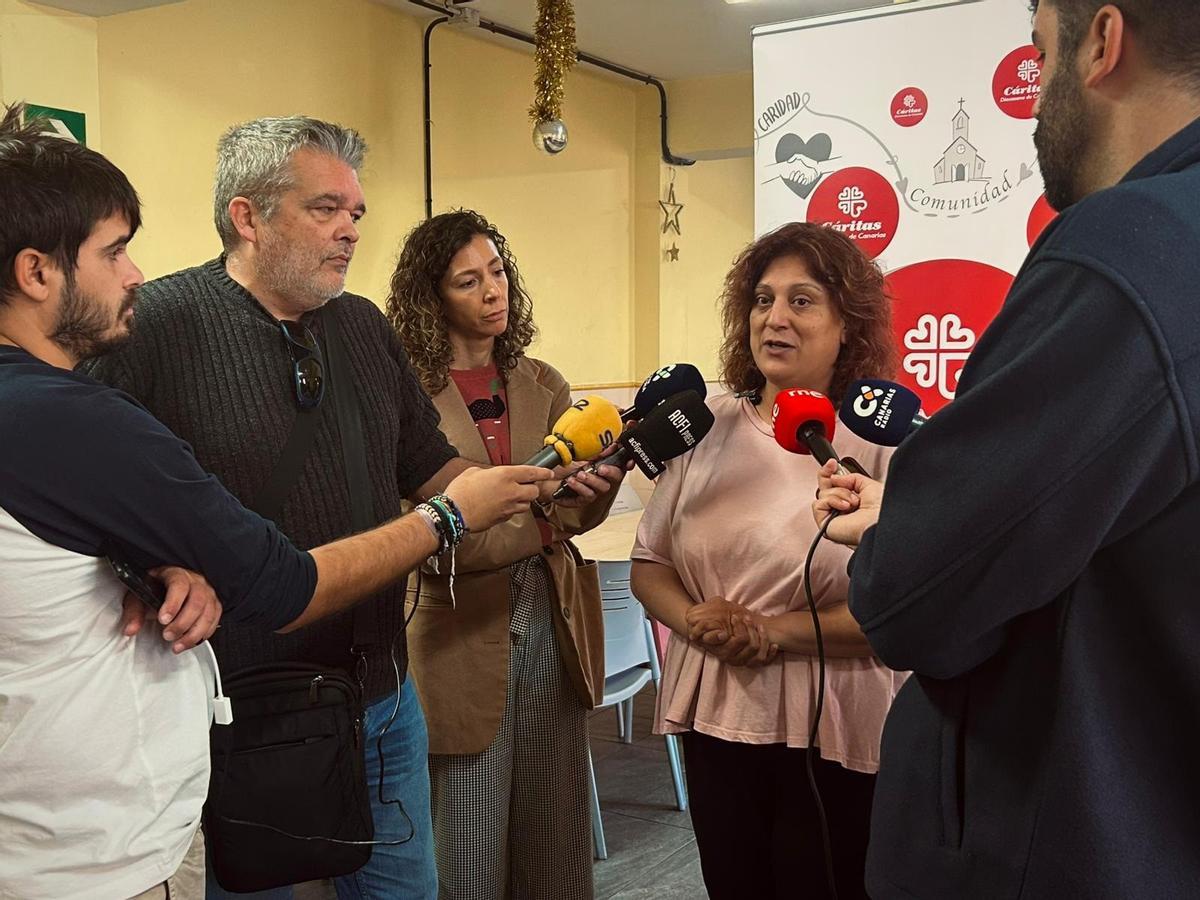 Caya Suárez, secretaria general de la ONG en la Diócesis de Canarias, atiende a los medios de comunicación
