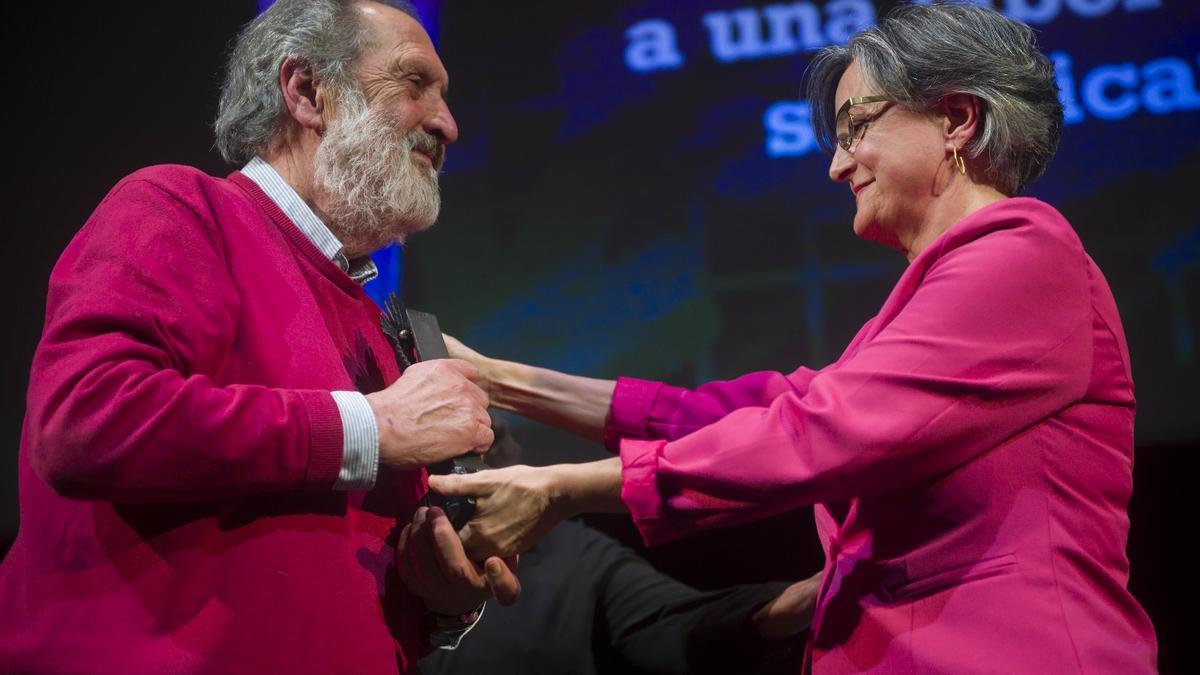 Fernando Gómez Grande recibe el premio de manos de la subdirectora del INAEM Ana Fernández Valbuena