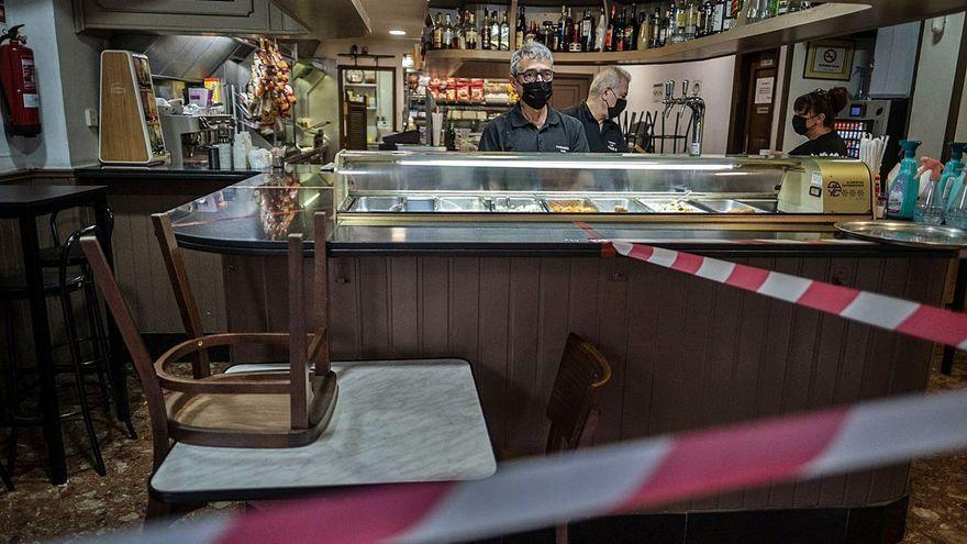 Interior de un local de Santa Cruz cerrado debido a las restricciones sanitarias.