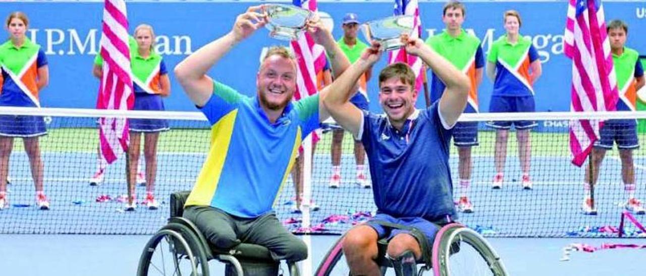 De la Puente (dcha.) y Peifer con el trofeo de campeones del US Open. |  // @TINDELAPUENTE