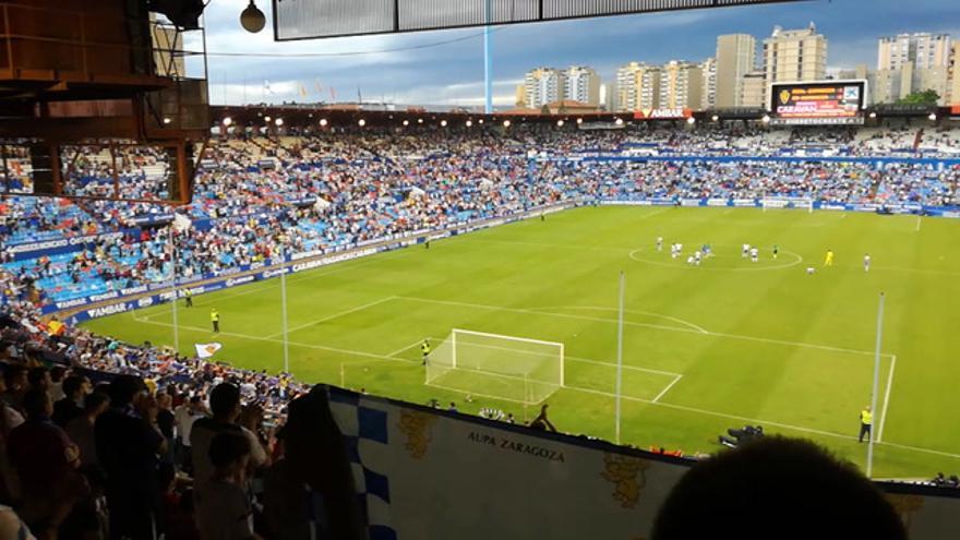 Los aficionados del Real Zaragoza corean el himno tras la derrota