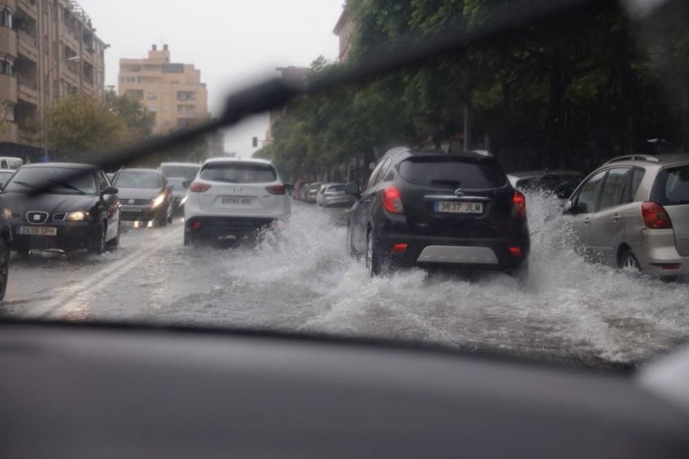 Saturación de tráfico y gente por la lluvia