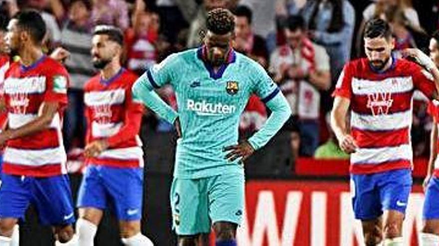 Semedo, capcot, amb els jugadors del Granada celebrant un gol darrere seu.