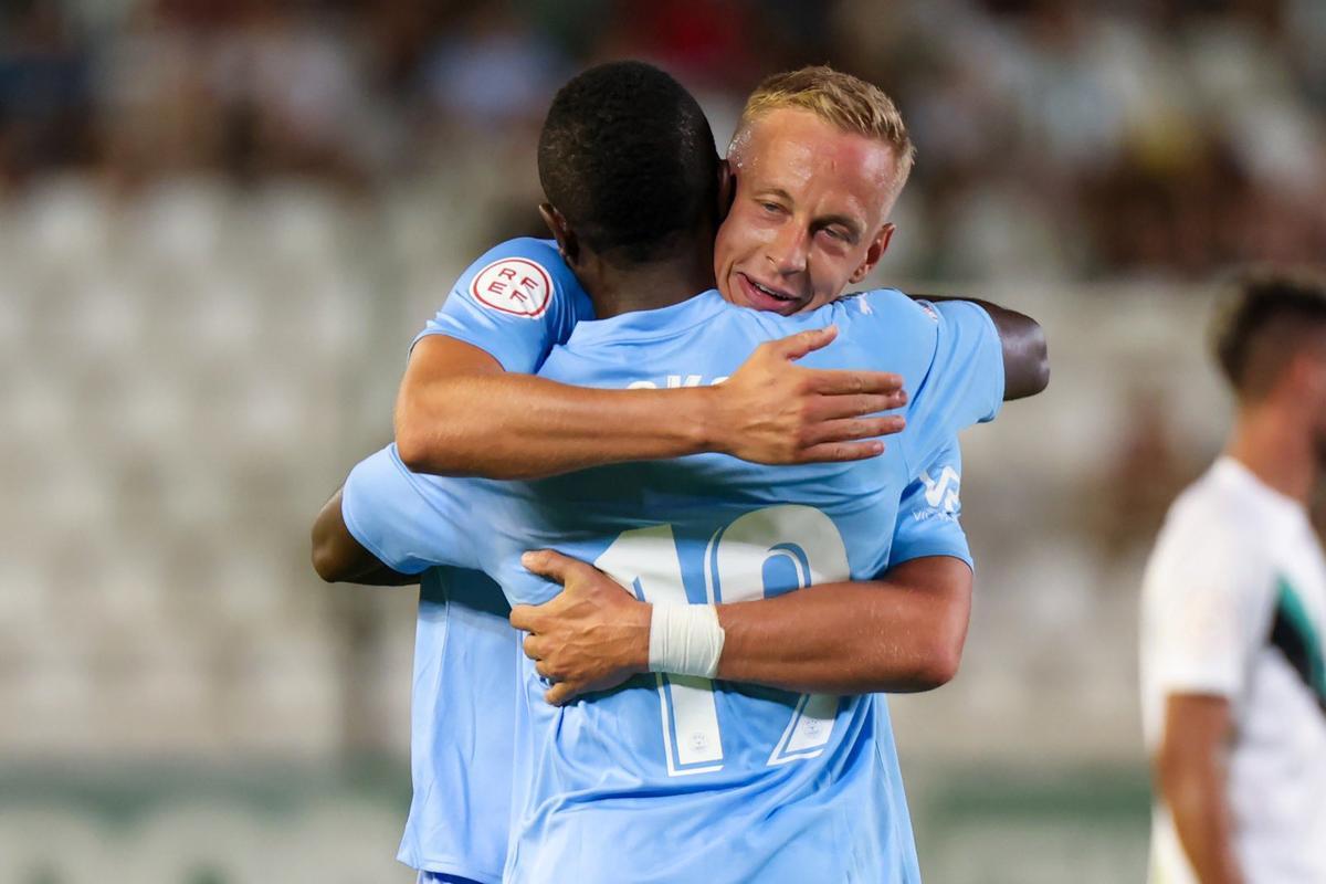 Niko Obolskii abraza a Patrick Soko para celebrar uno de los dos goles anotados por el camerunés ante el Córdoba.