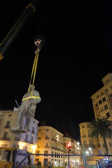 Traslado de la escultura del Marqués de Larios para su restauración.