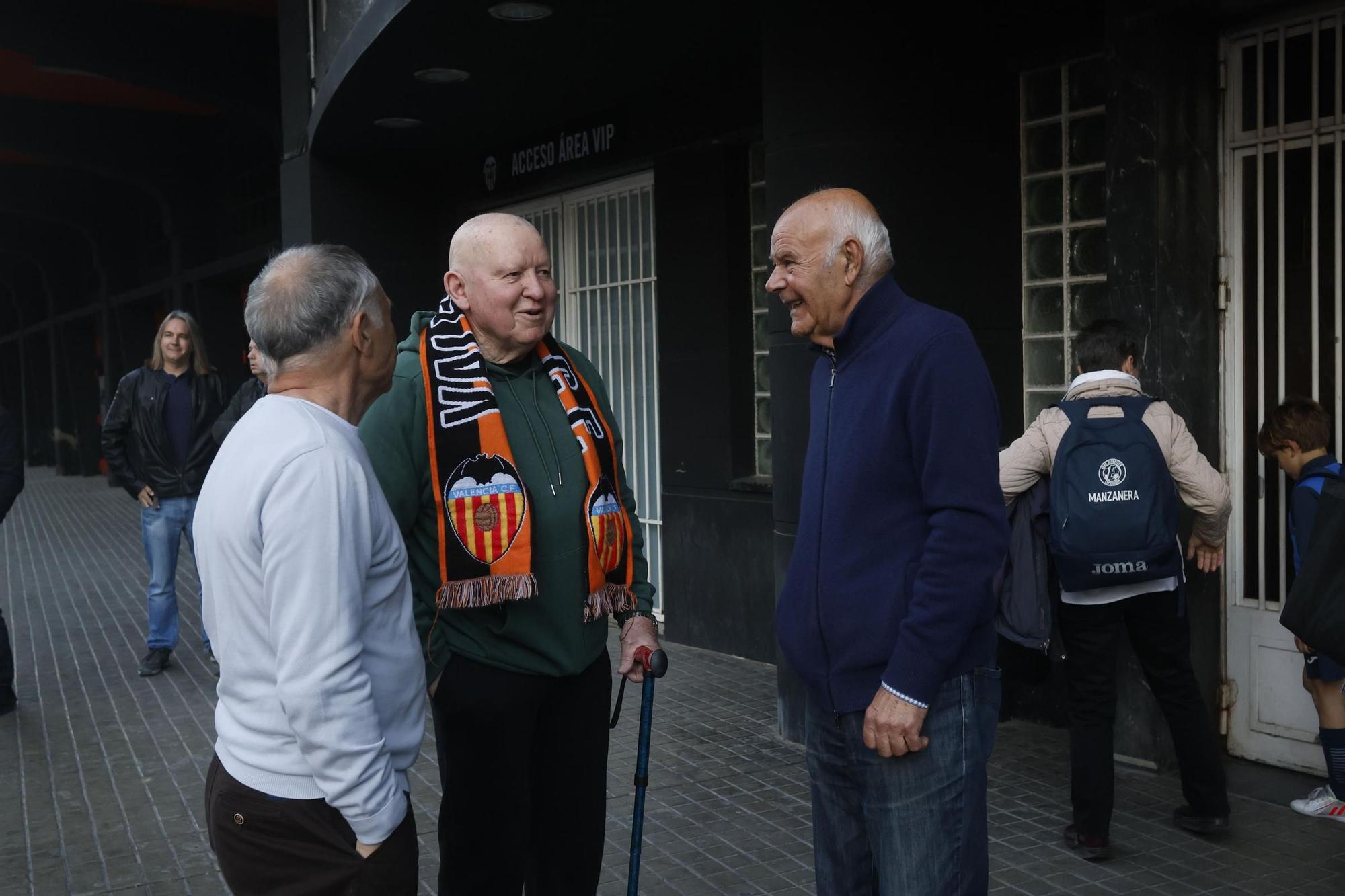 Homenaje al gol de Forment en la puerta de Mestalla