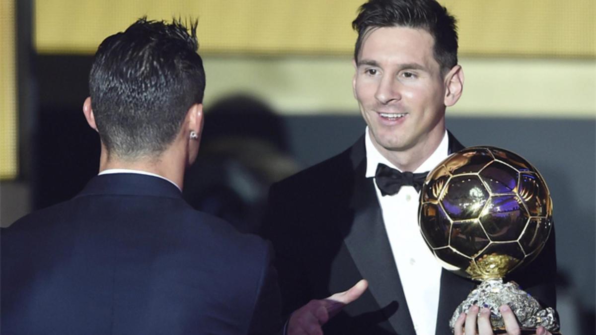 Leo Messi y Cristiano Ronaldo (de espaldas) durante la entrega del último Balón de Oro