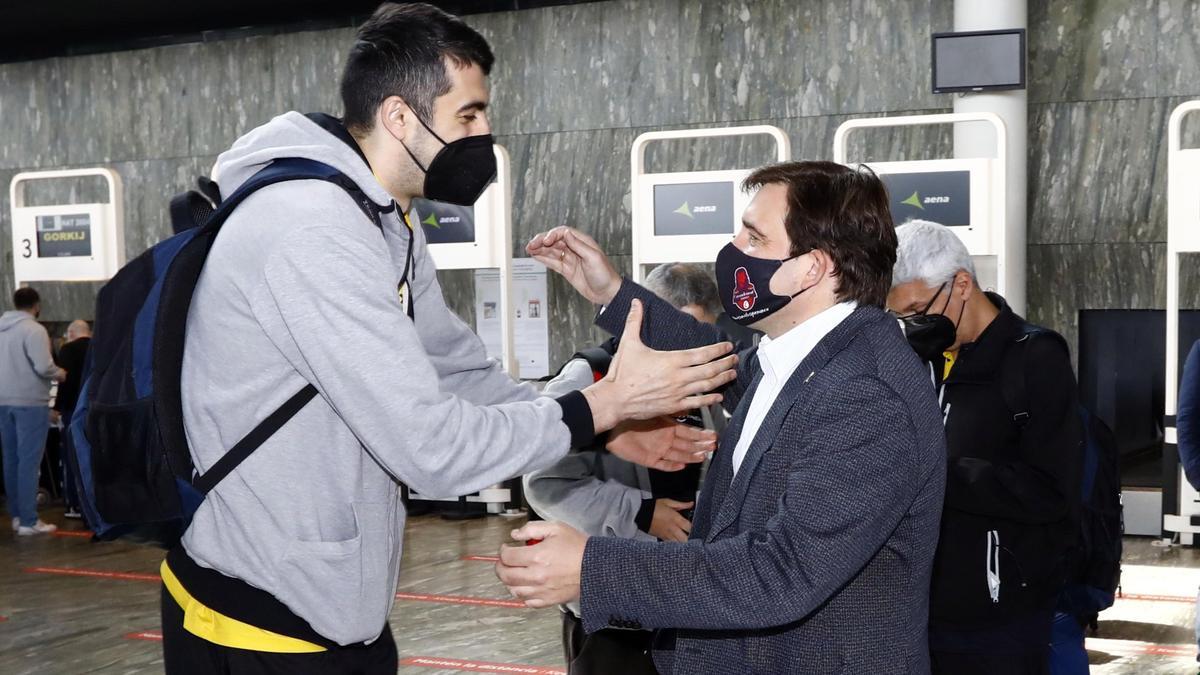 Shermadini saluda a Reynaldo Benito antes de viajar a la fase final de la Champions desde Zaragoza.