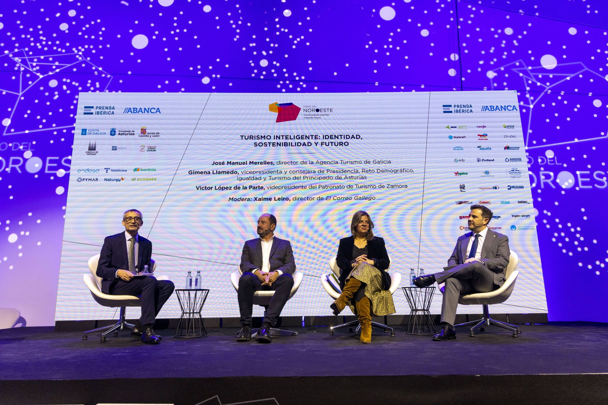 Un momento de la mesa sobre “Turismo inteligente” con José Manuel Merelles, de Turismo de Galicia, Gimena Llamedo, del Principado de Asturias, Victor López, de Turismo de Zamora, moderada por Xaime Leiro, director de "El Correo Gallego".