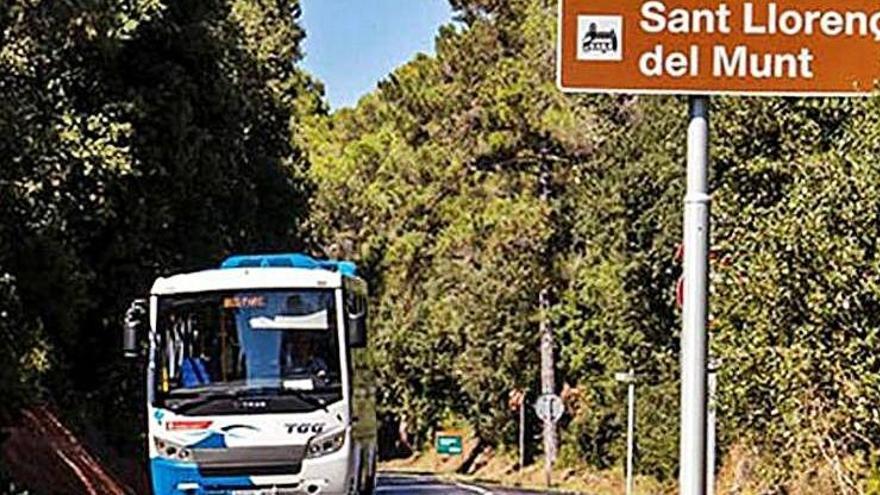 Un bus a l&#039;accés al parc natural de Sant Llorenç del Munt