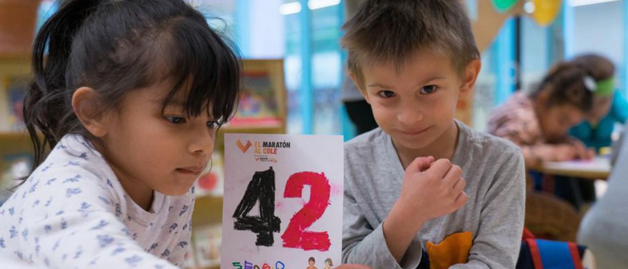 Dos escolars, en una activitat sobre el marató. | LEVANTE-EMV