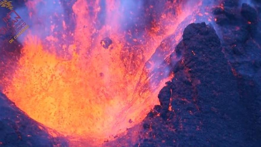 Imágenes de la nueva boca efusiva abierta este domingo en el volcán de La Palma