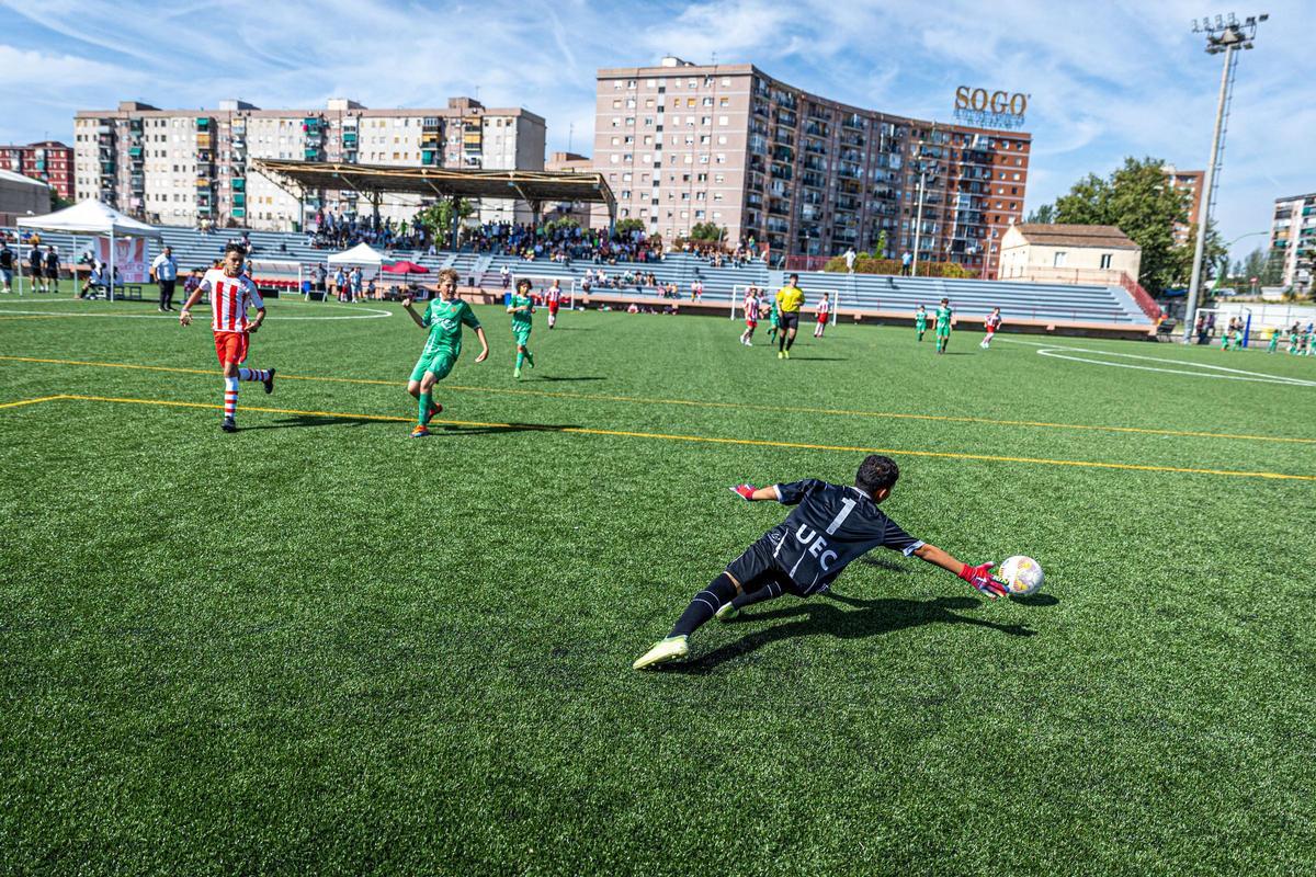 La Mina celebra su primera Champions infantil