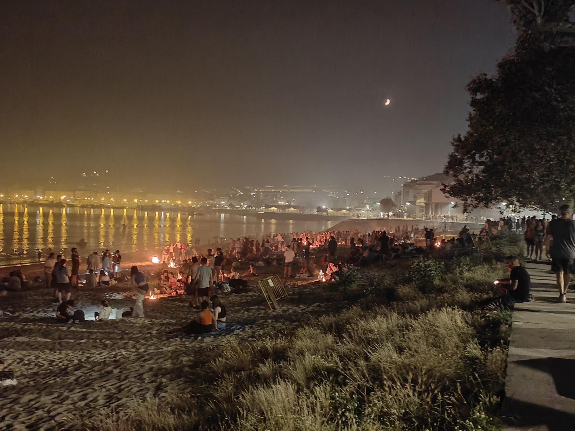 El fuego de decenas de hogueras iluminó la playa de Rodeira en San Juan