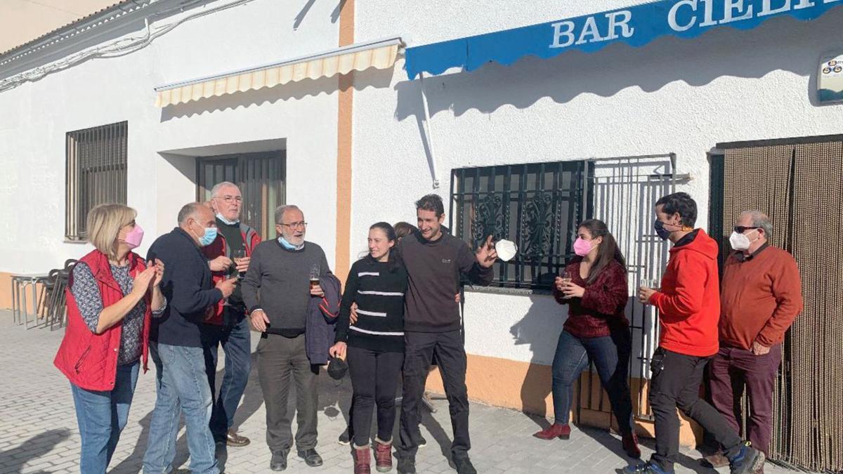 Vecinos de Peñaranda de Bracamonte, en Salamanca, celebran el quinto premio. | Ical