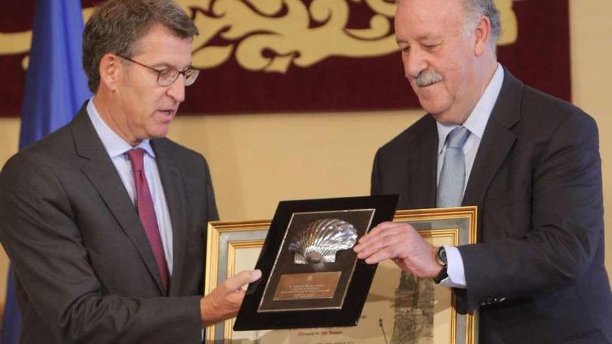 Feijóo entrega el título de embajador del Camino de Santiago a Vicente del Bosque, ayer.