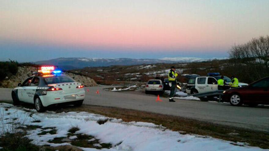 Un punto de control de la Guardia Civil en Manzaneda, este fin de semana. // Guardia Civil